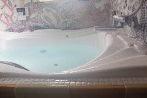 Large alkaline simple hot spring bath