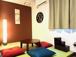 ・[201/Indoor] The area around the tatami space has a Japanese-style setting that creates a calm atmosphere.