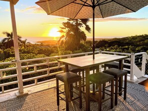 Rooftop deck with 360° views, lounge seating, dining, & propane BBQ