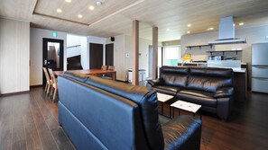 [Living room] We have sofas and tables that can accommodate a large number of people.