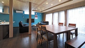 [Living room] Light pours in through the large windows
