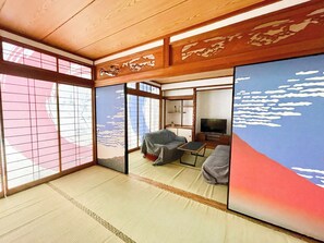 ・[Japanese-style room] A dynamic red Fuji. Experience the world of Hokusai's ukiyo-e art while staying here.