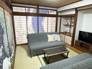 ・[Japanese-style room] Relax on the sofa and enjoy the Japanese atmosphere.