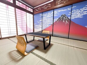・[Japanese-style room] A dynamic red Fuji. Experience the world of Hokusai's ukiyo-e art while staying here.