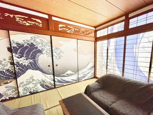 ・[Japanese-style room] Hokusai Katsushika's Thirty-six Views of Mount Fuji are painted on the sliding doors.