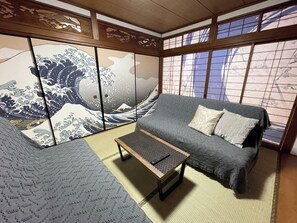 ・[Japanese-style room] Hokusai Katsushika's Thirty-six Views of Mount Fuji are painted on the sliding doors.