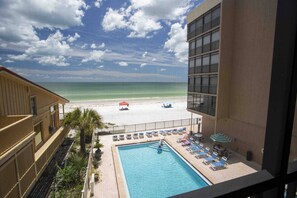 Private Balcony: Fantastic view of the Gulf of Mexico, the Beach, and the picture perfect Sunsets. Spacious and Private.