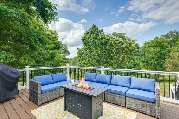 Front Royal Vacation Rental | 2BR | 2BA | 1,100 Sq Ft | Stairs Required