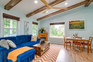 Living Room | Full Futon | Free WiFi | Flat-Screen TV | Single-Story Property