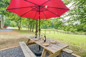 Shared Gravel Patio | Picnic Area | ~3 Mi to Skyline Caverns