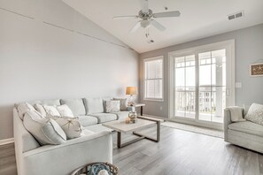 Living Room | Smart TV | Free WiFi | Queen Sleeper Sofa