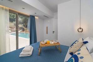 Ground floor bedroom with 32' smart tv, air condition and access to the pool
