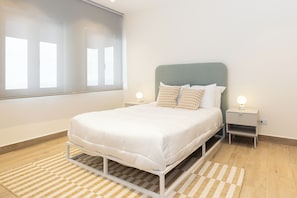 Main bedroom with queen Bed / Habitacion principal con una cama queen 