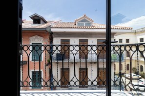 Balcony with views to the Casco Viejo / Balcon con vistas al Casco Viejo