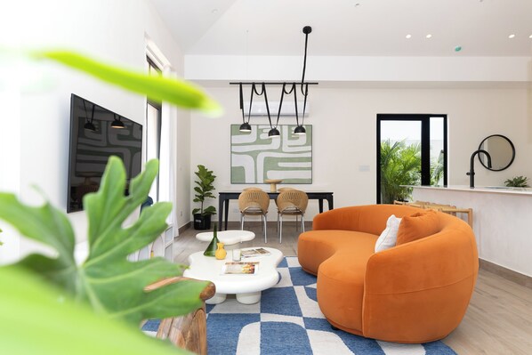 Living room Corner view / Sala de estar desde la esquina