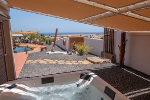 Ein Bad genießen im nichteinsehbaren Whirlpool mit Blick auf das Meer