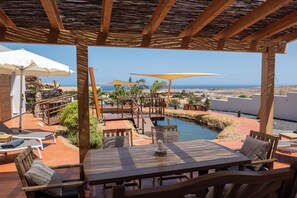Die Terrasse mit windgeschütztem Essbereich