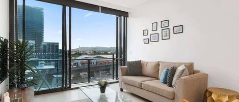 This brand-new apartment offers a spacious main bedroom and floor-to-ceiling views of South Brisbane that you’ll want to wake up to every morning.