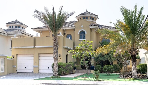 Spacious villa with beautiful surrounding