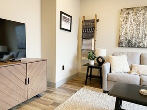 Premium cable, smart TV and high-speed Wi-Fi for streaming your favorite shows.
