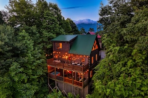 A bird's-eye view of the cabin:)