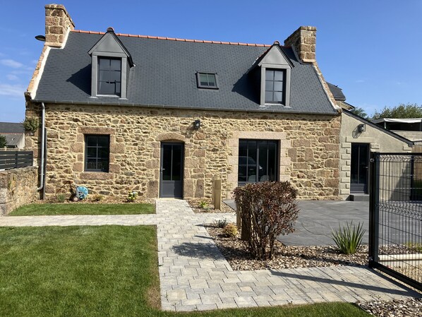 Ty Loulou: Charming 3-Bedroom House in Ploumanach, Near the Sea