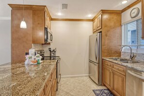 Fully Equipped Kitchen - Granite countertops and Stainless Steele Appliances