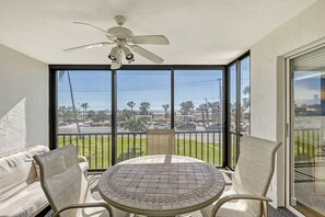 Lanai - Enjoy your morning coffee while enjoying your beach views.
