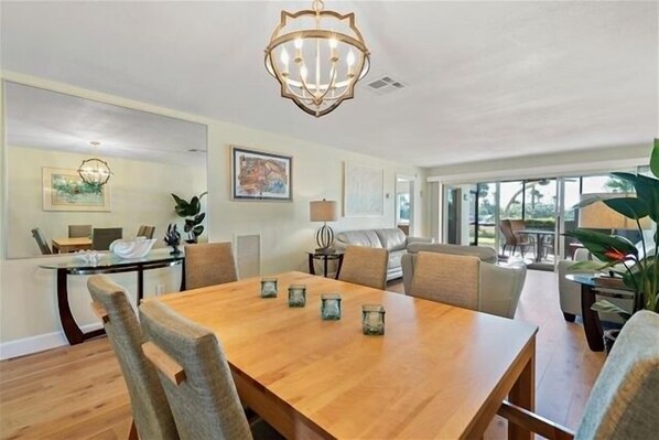 Dining Area - Dining area with seating for 6