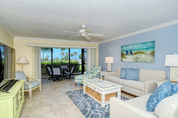 Living Area - Tasteful, coastal décor