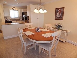 Dining Area - Seating for 4