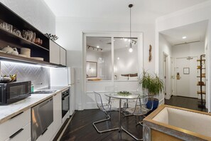 Fully equipped kitchen with open dining area – a perfect setup for home-cooked meals.