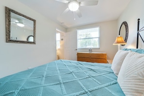 Queen bedroom (2)