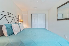 Queen bedroom (1)