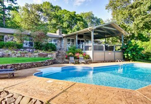 Experience outdoor living at its finest, with all the comforts and stunning views you could wish for right here.