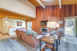 Living Room | Smart TV | Fireplace | 1st Floor