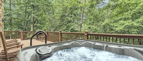 This hot tub makes you feel like you are in a natural hot spring, surrounded by nature.