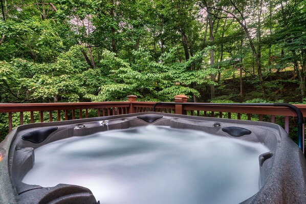 This hot tub makes you feel like you are in a natural hot spring, surrounded by nature.