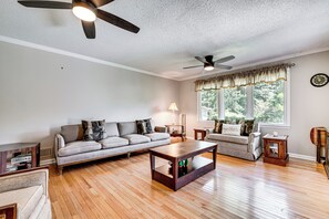 Living Room | Smart TV | Central A/C | Sleeper Sofa
