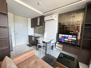 Cozy top floor apartment with washer & Wi-Fi (12257)
