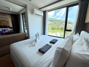 Cozy top floor apartment with washer & Wi-Fi (12260)