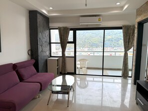 Prime location near the beach, market & nightlife (12277)