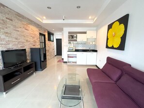 Prime location near the beach, market & nightlife (12278)