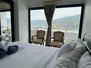 Prime location near the beach, market & nightlife (12283)