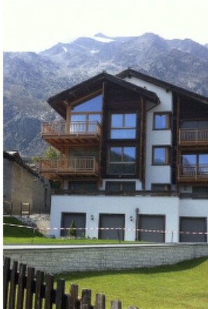 Himmel, Berg, Gebäude, Pflanze, Fenster, Holz, Grundstueck, Haus, Gras, Zaun