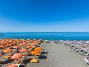 Wasser, Himmel, Strand, Küsten Und Ozeanische Forms, Gartenmöbel, Regenschirm, Stuhl, Freizeit