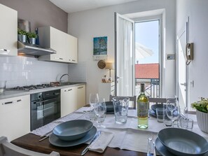 Geschirr, Eigentum, Möbel, Cabinetry, Tabelle, Küche, Dishware, Pflanze, Interior Design, Blumentopf