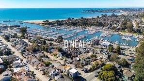 Walking distance to Twin Lakes Beach & the Santa Cruz Harbor!