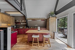 Kitchen: Well-equipped kitchen, spacious countertops, Viking gas range, kitchen island w/2 bar stools