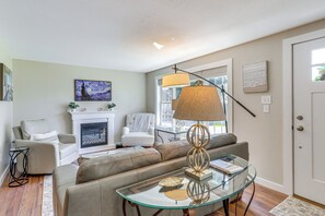 Living Room | Electric Fireplace | Central Air Conditioning & Heating